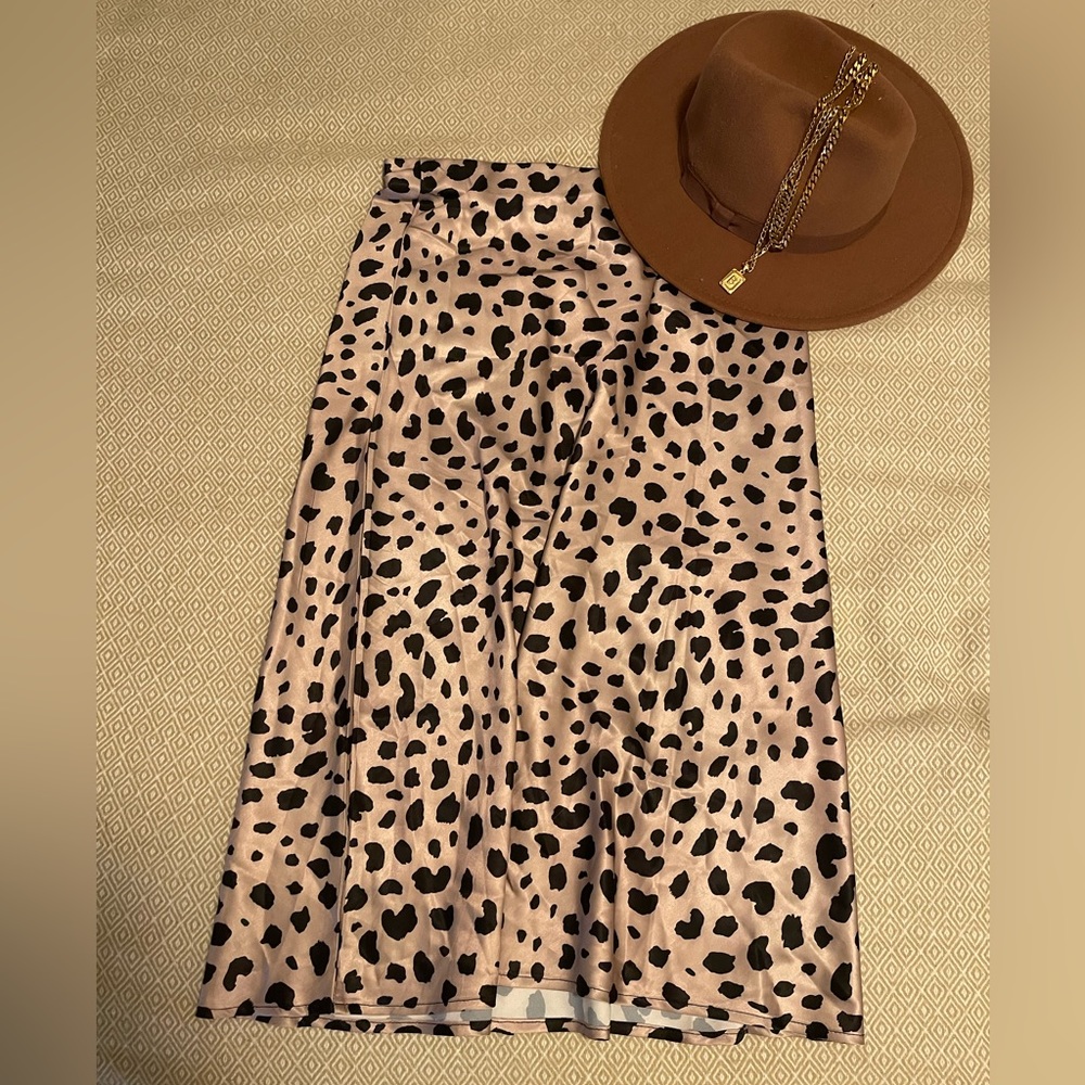 Super cute high waisted leopard skirt- perfect for fall!